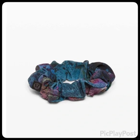 Lululemon Uplifting Scrunchie Set of 2 in Cosmic Blue and Arctic Plum (NWT) - Picture 3 of 9